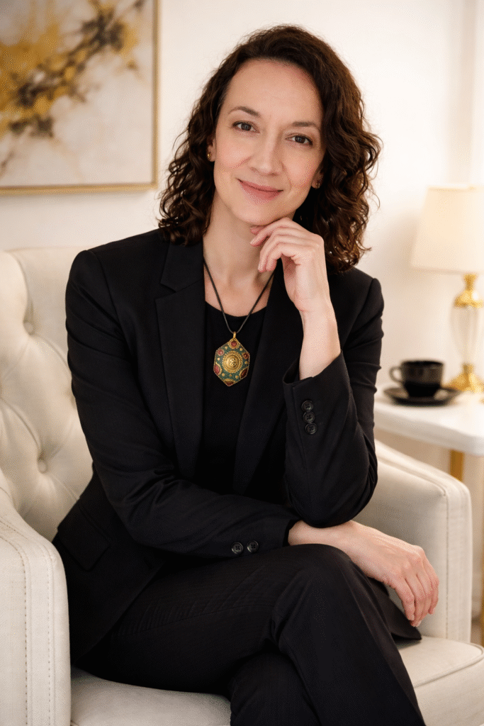 Profissional de marketing digital e estrategias de comunicacao sentada sobre sofa em ambiente claro e confortavel